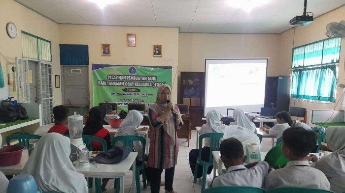 Dosen Farmasi Poltek Harber Edukasi Pembuatan Jamu dari Toga