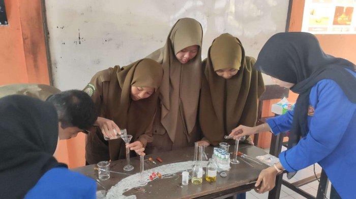 Dosen Program Studi (Prodi) D-3 Farmasi Politeknik Harapan Bersama kenalkan peluang usaha aromaterapi pada siswa SMKS Al-Manaar Muhammadiyah Pemalang, pada Jumat (07/6/2024).