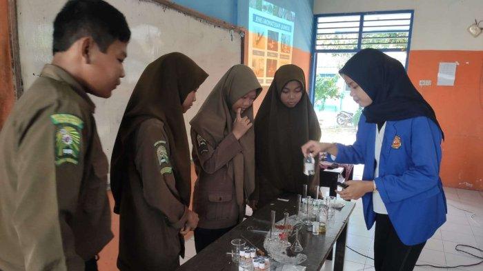 Dosen Program Studi (Prodi) D-3 Farmasi Politeknik Harapan Bersama kenalkan peluang usaha aromaterapi pada siswa SMKS Al-Manaar Muhammadiyah Pemalang, pada Jumat (07/6/2024).