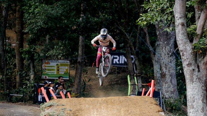 Downhiller Rendy Varera Sanjaya saat melintas di Ternadi Bike Park.