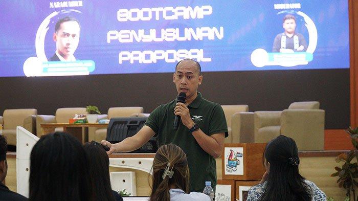 Dr. Dion Dewa Barata, S.E., MSM., menjadi narasumber dalam kegiatan Bootcamp Penyusunan Proposal, Selasa dan Rabu (27 & 28-02-2024) di Balairung Universitas.