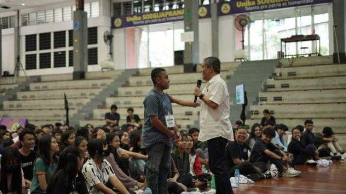 Dr. Ferdinand Hindiarto selaku narasumber dalam workshop “Self Made Decision” yang bertempat di Gedung Sport Hall SCU pada tanggal 3 Juli 2023.
