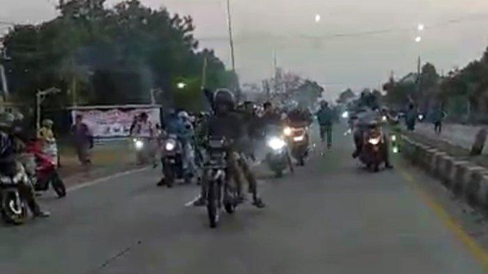 Dua kubu pelajar tingkat SMA di Kabupaten Kendal terlibat tawuran sambil membawa senjata tajam dan petasan di Jalan Pantura Tlahab Kendal, Senin (5/8/2024) sore.