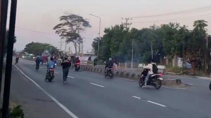 Dua kubu pelajar tingkat SMA di Kabupaten Kendal terlibat tawuran sambil membawa senjata tajam dan petasan di Jalan Pantura Tlahab Kendal, Senin (5/8/2024) sore.