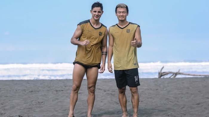 Dua pemain asing Persebaya Surabaya, Bruno Moriera dan Sho Yamamoto.