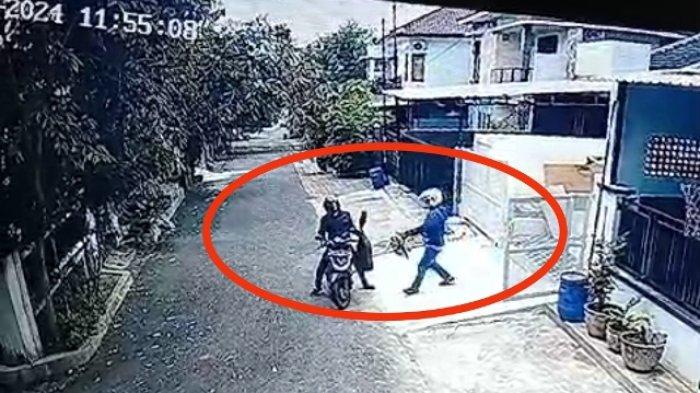 Dua pria bergitar melakukan pencurian alat-alat proyek dari sebuah rumah di Jalan Sawunggaling Raya, Padangsari, Banyumanik, Kota Semarang, Selasa (5/3/2024). Akibat pencurian itu, korban alami kerugian hingga jutaan rupiah.