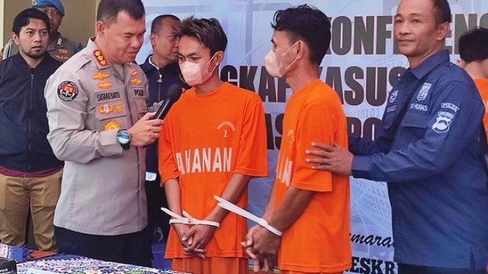 Dua tersangka utama peretasan handphone Kapolda Jateng RJ (dua dari kiri) dan IW (dua dari kanan) warga asal Kayu Ara, Tulung Selapan,  Ogan Komering Ilir (OKI) Sumatera Selatan. Mereka adalah ayah dan anak yang belajar otodidak untuk meretas handphone Kapolda Jateng. Hasil meretas beromzet hingga miliaran rupiah, di kantor Ditreskrimsus, Kota Semarang, Selasa (8/8/2023).