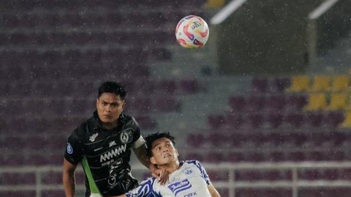 Kapten PSS Sleman, Fachruddin Aryanto saat duel udara dengan pemain PSIS Semarang di Stadion Manahan Surakarta, Selasa (17/12/2024) malam. PSS menang 2-1 di laga ini.