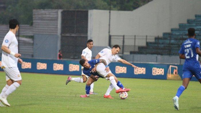 Duel perebutan bola pemain PSIS Semarang Gali Freitas dengan pemain Arema FC Pablo Oliveira dalam laga pekan ke-7 BRI Liga 1 2024/2025 di Stadion Moch Soebroto Magelang, Kamis (26/9/2024).