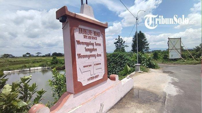 Dukuh Mao, Jambeyan, Jatinom, Klaten memiliki pantangan dilarang menanam pohon pisang. 