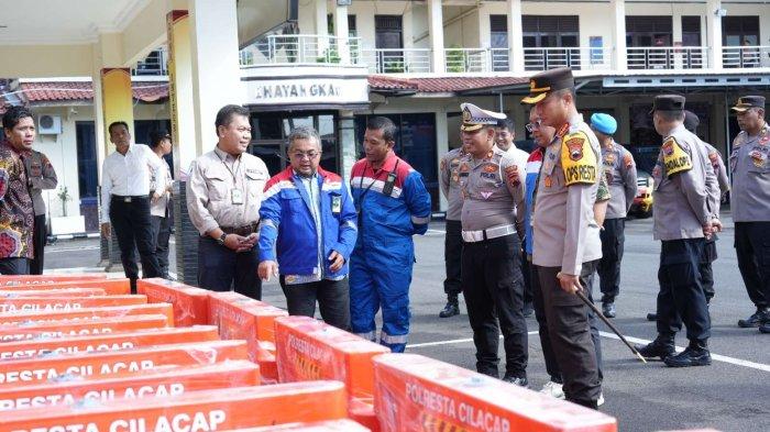 Dukung Operasi Ketupat Candi 2024, Kilang Cilacap Serahkan 130 Water Barrier