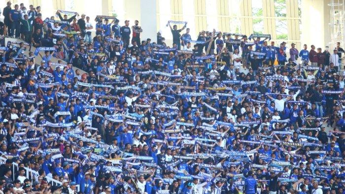 Dukungan ribuan suporter PSIS Semarang Panser Biru saat mendukung tim kebanggaannya menghadapi Persis Solo di pekan kedelapan BRI Liga 1 2022/2023 di Stadion Manahan Solo, Sabtu (3/9/2022)
