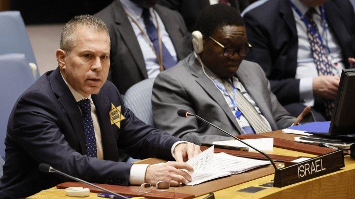 Duta Besar Israel untuk PBB Gilad Erdan mengenakan tanda bintang saat berbicara dalam pertemuan Dewan Keamanan mengenai perang Israel-Hamas di markas besar PBB pada 30 Oktober 2023 di New York City.