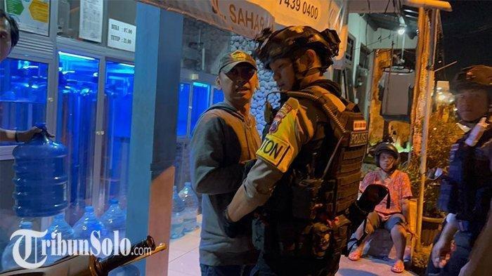 EP (47) diamankan pihak kepolisian Polresta Solo usai dilaporkan sang anak lantaran sering mengancam putri dan istrinya menggunakan senjata tajam, Sabtu (9/12/2023).