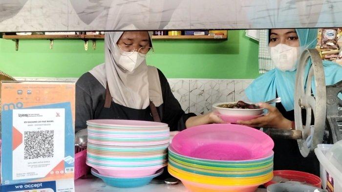 ES CAMPUR PAK WAWI - Kuliner pelepas dahaga legenda di Kota Semarang yang terletak sebelah Klenteng Kam Hok Bio Jl. Kp. Lengkong Sop Jl. Layur, Dadapsari, Kec. Semarang Utara, Kota Semarang, Jawa Tengah.