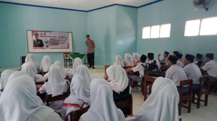 Edukasi Jajaran Polsek Pakis Aji Polres Jepara di Madrasah aliyah (MA) Matolibul Ulum Desa Lebak, Kecamatan Pakis Aji, Kabupaten Jepara, Senin (10/6/2024).