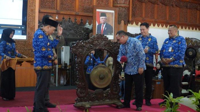Penjabat (Pj) Bupati Jepara H Edy Supriyanta secara langsung membuka program Perpusnas Writer Festival (PWF)di kompleks Pendopo RA Kartini Kabupaten Jepara dan Gedung Shima Jepara, pada Kamis (17/10/2024). 