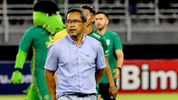 Ekspresi pelatih Persebaya Surabaya, Aji Santoso seusai pertandingan pekan ke-8 Liga 1 2022-2023 melawan Bali United yang berakhir dengan skor 0-1 di Stadion Gelora Bung Tomo Surabaya, Jumat (2/9/2022) sore.