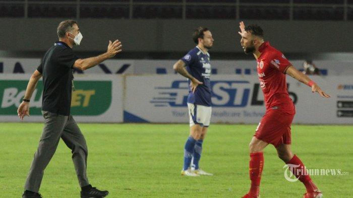 Ekspresi penyerang Persija Jakarta, Marko Simic (kanan) bersalaman dengan sang pelatih, Angelo Alessio (kiri) pada lanjutan pekan keduabelas BRI Liga 1 2021-2022 di Stadion Manahan, Solo, Sabtu (20/11/2021) malam. Persija Jakarta menang dengan skor 0-1 berkat gol Marko Simic pada menit ke-45. Tribunnews/Muhammad Nursina