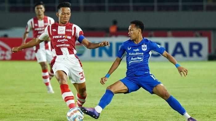 Pesepak bola Persis Solo, Eky Taufik (kiri) mengadang pesepak bola PSIS Semarang, Giovani Numberi dalam lanjutan Liga 1 pekan 12 antara Persis Solo vs PSIS Semarang di Stadion Manahan, Solo, Sabtu (16/9/2023) malam.