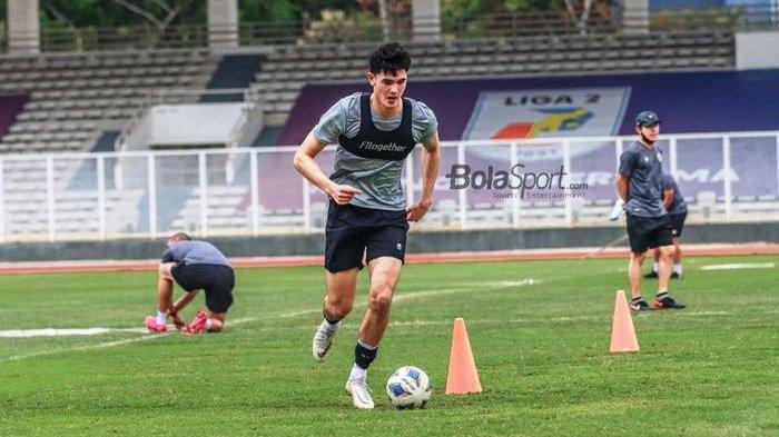 Elkan Baggott sedang menguasai bola dalam pemusatan latihan timnas Indonesia di Stadion Madya, Senayan, Jakarta, 10 November 2021.