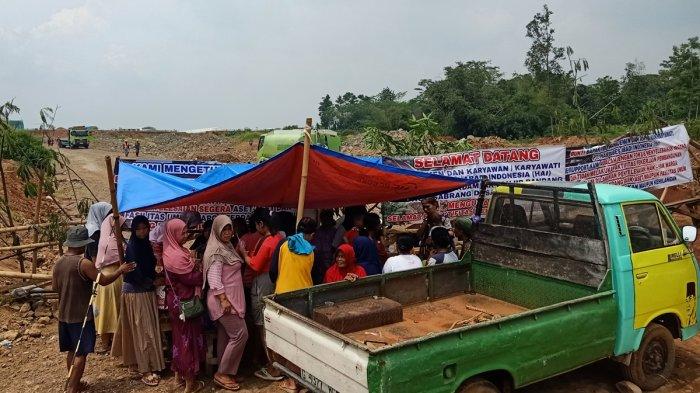 Emak-emak dan anak-anak korban banjir bandang Desa Wangandowo, Kecamatan Bojong, Kabupaten Pekalongan berjaga di tempat akses utama pabrik sepatu yang diblokir oleh warga.