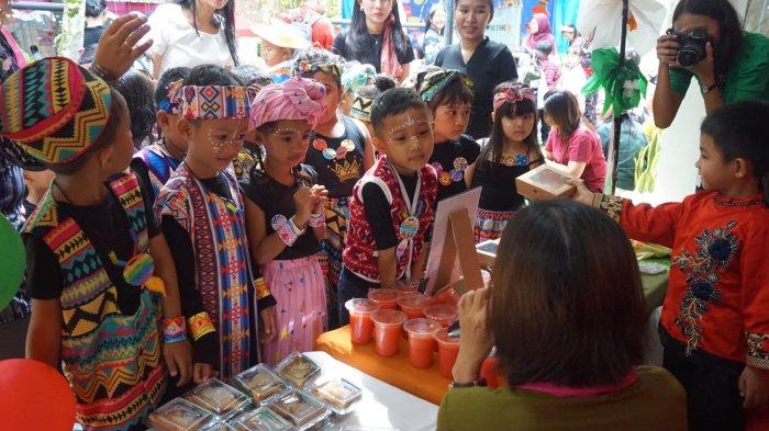 Anak-anak KB-TK Kristen Satya Wacana mengunjungi stand bazar yang menyediakan jajanan khas berbagai negara dalam 