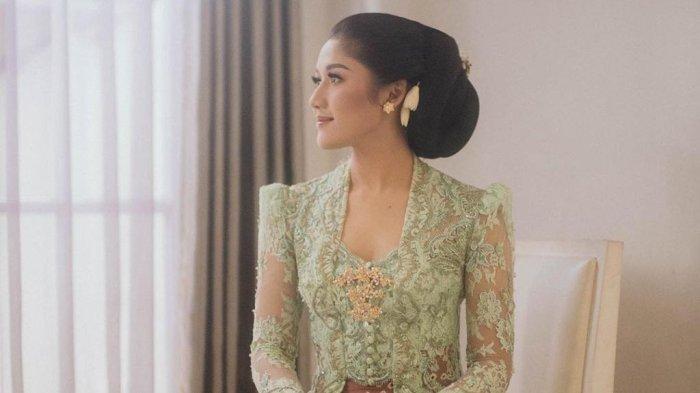 Erina Gudono berbusana kebaya. (erinagudono)