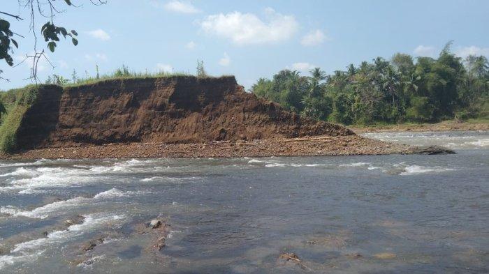 Erosi itu terjadi karena aktifitas penambangan pasir tradisional, dan mesin sedot di Sungai Klawing di perbatasan Kabupaten Banyumas dan Purbalingga.