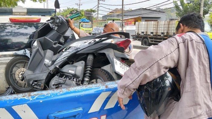 Pihak kepolisian mengevakuasi sepeda motor milik mahasiswi Polines yang tewas kecelakaan di Jalan Walisongo Semarang, Kamis (29/8/2024).