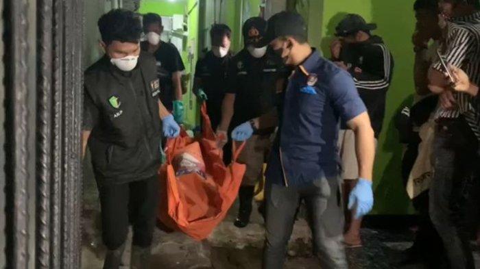 Evakuasi jasad pria dan wanita di indekos di Jalan Muh Tahir Lorong 7, Kecamatan Tamalate, Kota Makassar, Sulsel, Kamis (16/11/2023) dini hari.