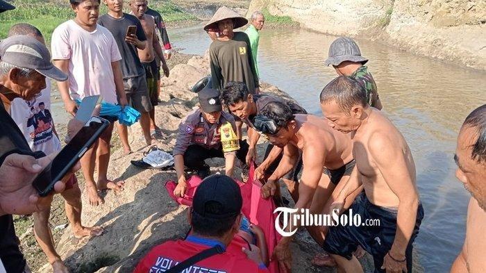 Evakuasi jenazah bocah berusia 9 tahun meninggal di genangan Waduk Kedung Ombo, Desa Pendem, Kecamatan Sumberlawang, Kabupaten Sragen, Sabtu (28/9/2024).