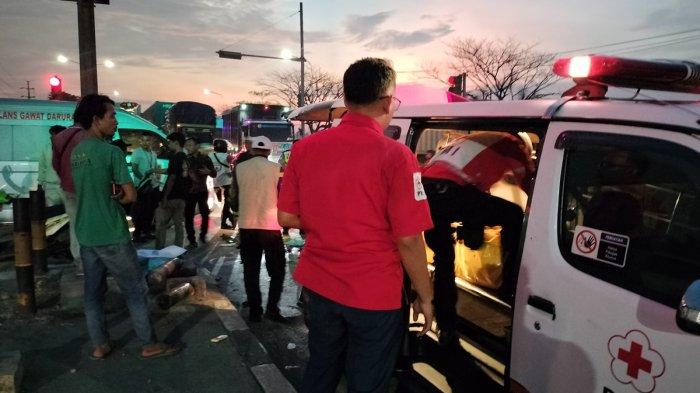 LAKALANTAS - Evakuasi korban kecelakaan lalu lintas di jalan Arteri Yos Sudarso Tanahmas, Rabu (28/5/2025).