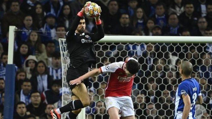 Kiper FC Porto Diogo Costa melompat untuk melakukan penyelamatan di samping gelandang Arsenal Declan Rice pada pertandingan leg pertama babak 16 besar Liga Champions antara FC Porto vs Arsenal FC di Stadion Dragao, Kamis (21/2/2024).