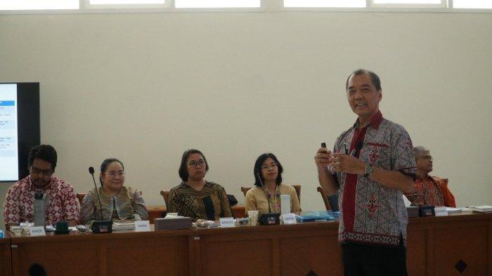 Fasilitator Ir. Didiek K. Suprapto saat menyampaikan materi di retret NLDP.