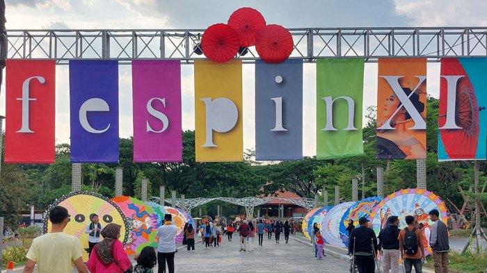 WISATA TAMAN BALEKAMBANG - Pengunjung berjalan di akses utama Taman Balekambang Kota Solo saat Festival Payung Indonesia 2024, Sabtu (7/9/2024).