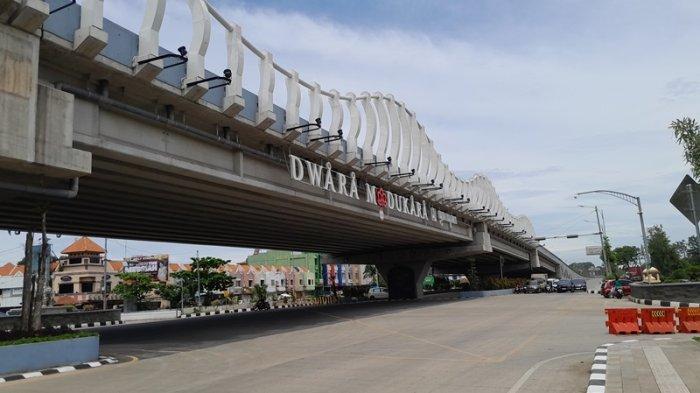 Flyover Madukoro tampak dari bawah berlambang Dwara Madukara