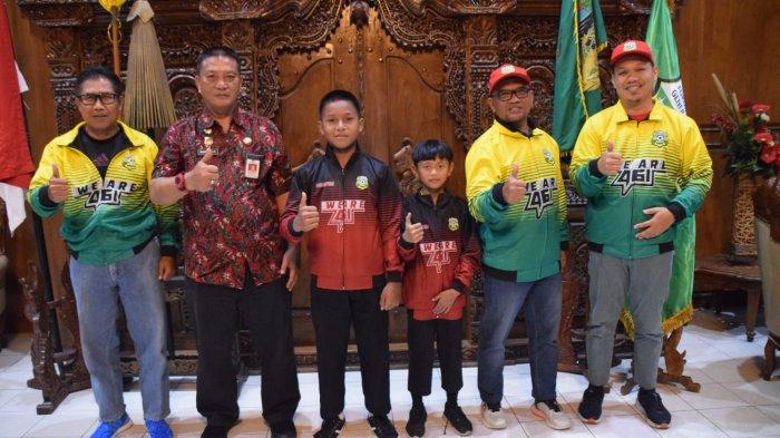 Pelepasan kontingen sepak bola SSB Bina Insan Mulia FORSGI (Forum Sepak Bola Generasi Indonesia) yang akan mengikuti Festival FORSGI Piala Gubernur Jawa Tengah ke-2 tahun 2023, Jumat (21/7/2023) di Ruang Joko Kaiman.