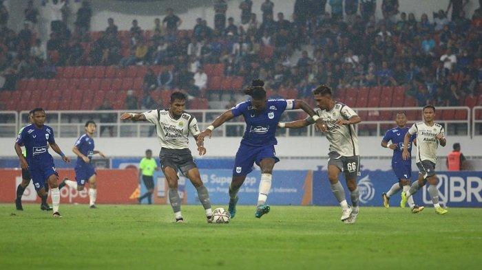 Pemain PSIS Semarang Carlos Fortes dan pemain Persib Bandung terlibat duel yang berujung hadiah tendangan bebas bagi PSIS Semarang dalam laga lanjutan BRI Liga 1 2022/2023 pekan ke-21 di Stadion Jatidiri Semarang, Selasa (31/1/2023).