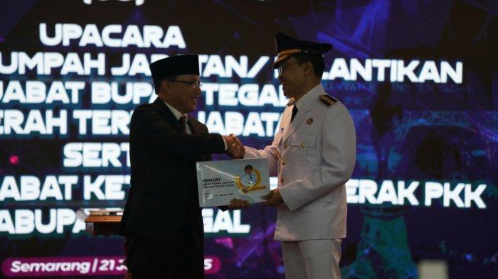 Foto Serah Terima Jabatan Pj Bupati Tegal Agustyarsyah (kiri) kepada Amir Makhmud (kanan) di Gedung Gradhika Bhakti Praja, Kantor Gubernur Jawa Tengah, Kota Semarang Selasa (21/1/2025).