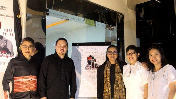 Foto bersama Clifford Israel Gosal dengan Rektor Prof. Dr. Intiyas Utami, S.E., M.Si., Ak., Kaprodi Seni Musik Dr. Rachel Mediana Untung, M. Sn., serta para dosen, beberapa waktu lalu.