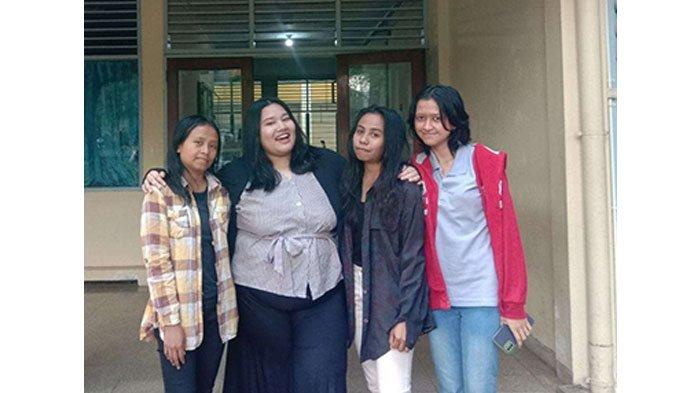Foto bersama Perve Amela Saragih, Enjelina Dwi Putri Lodo, Melva Tamara Rumanti, serta Jesika Hilda Nubatonis didepan FKIP UKSW.