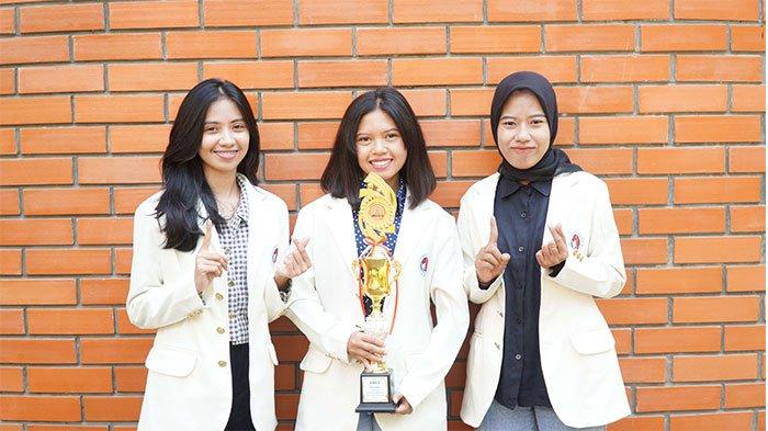 Foto bersama Tim Aparo yang beranggotakan Requel Dionisia Wairisal, Ester Mujirahayu, dan Frieska Dwi Agustina, beberapa waktu lalu dengan piala.