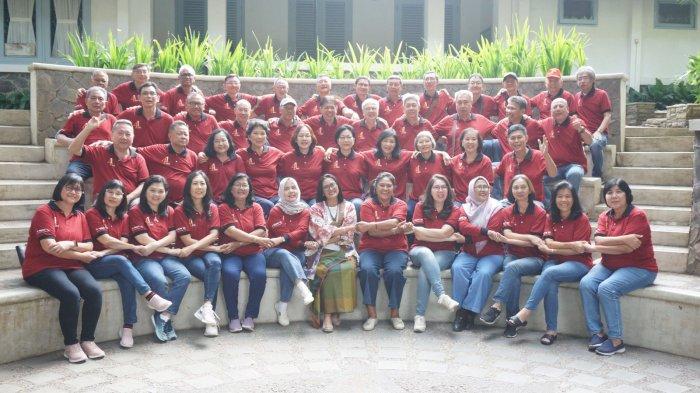 Foto bersama alumni FEB UKSW 82 bersama Rektor Intiyas di Rumah Noto, Senin (18-09-2023).