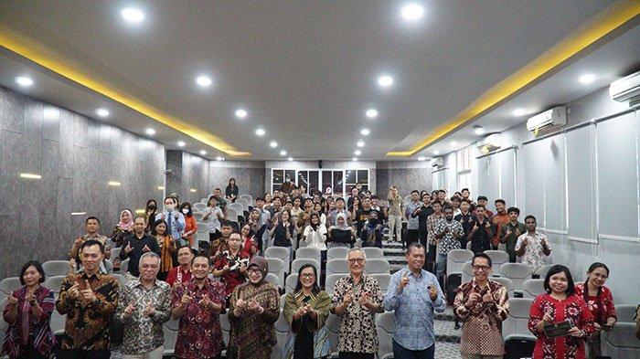 Foto bersama dalam acara Studium Generale Prodi Kedokteran, Jumat (10-11-2023).
