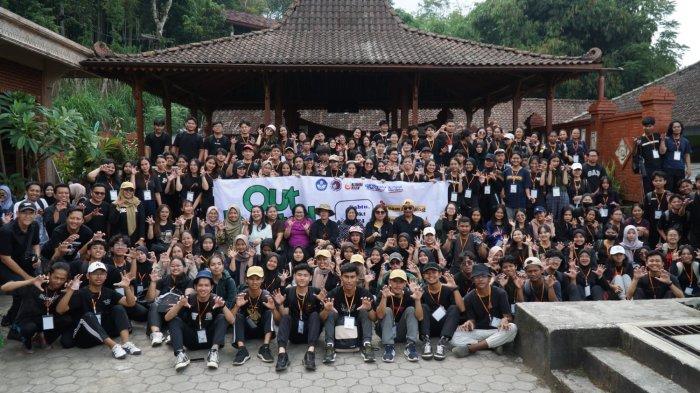 Foto bersama dalam acara field trip MEMBARA UKSW 2024 di Desa Ngrawan, Sabtu (05-10-2024).