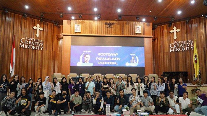 Foto bersama dalam kegiatan Bootcamp Penyusunan Proposal, Selasa dan Rabu (27 & 28-02-2024) di Balairung Universitas.