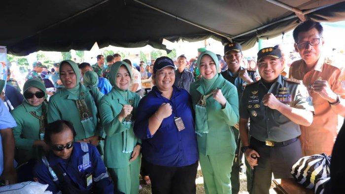 Foto bersama dalam program Gebyar Pasar Murah yang diselenggarakan Kodim 0703/Cilacap berkolaborasi dengan pemkab setempat di alun-alun Cilacap, Selasa (5/3/2024).