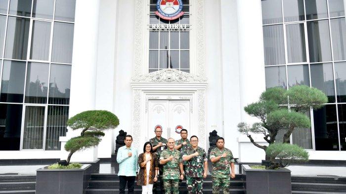 Foto bersama delegasi UKSW dengan Rektor Unhan RI seusai audiensi.