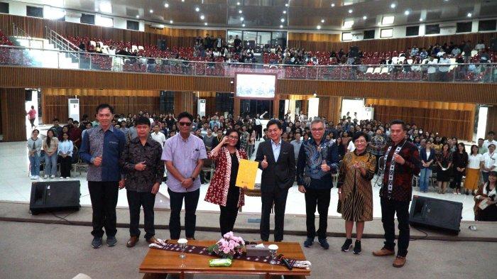 Foto bersama kegiatan Kuliah Tamu dengan Founder dan CEO dari PT. Haldin Pacific Semesta Alisjahbana Haliman, Kamis (21-03-2024) di Balairung Universitas.